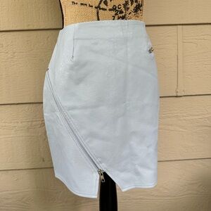 I’m selling this misguided skirt blue color, M It has a zipper on the sides.